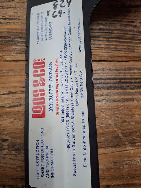 Label with text and logo on a wooden surface